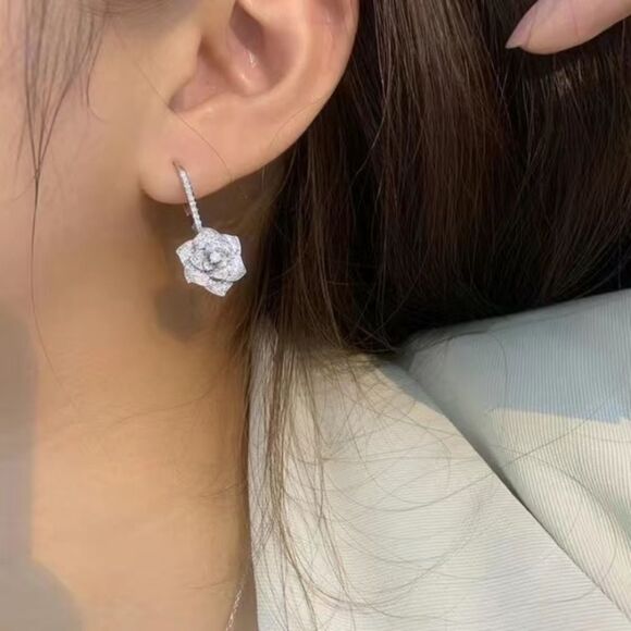 🔅🆕🔅 Elegant Vintage Inspired ✨14K GOLD✨ Plated Rose Flower Hook Earrings ✨ - Picture 10 of 14